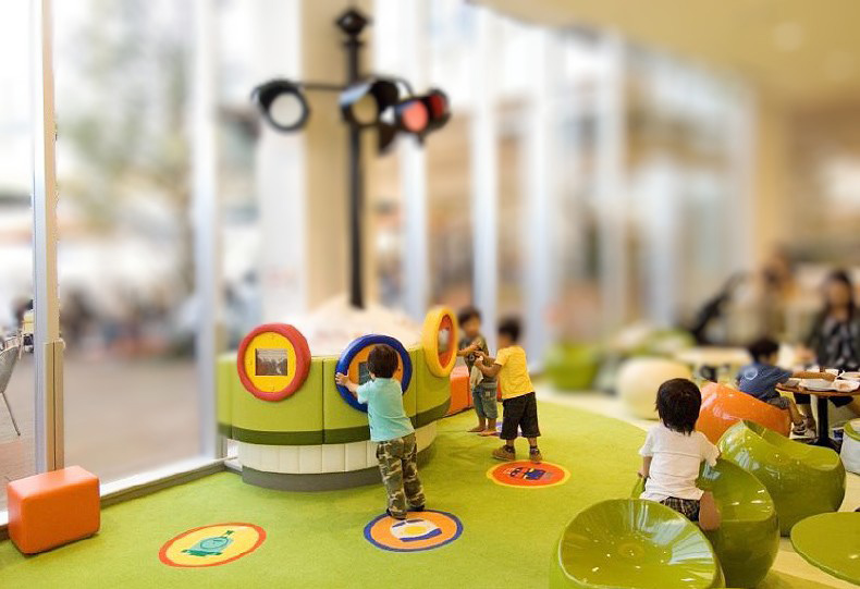 商業施設の遊戯スペースで、お子様方に遊びと学びを一緒に楽しんで頂いています。(ららぽーと)