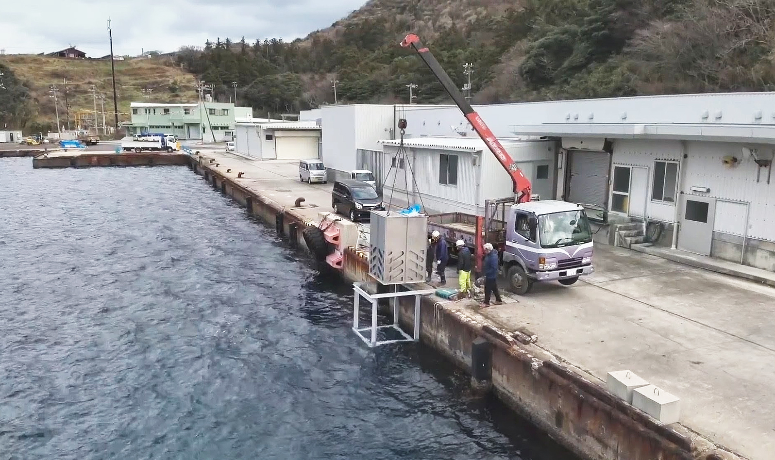 港湾内の岸壁等に２ステップでの設置が可能