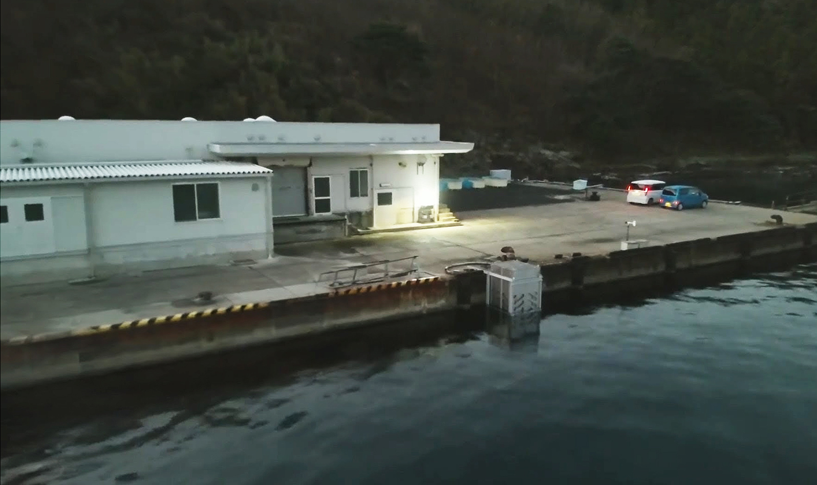 波力クリーン電力がLEDで周辺を明るく点灯